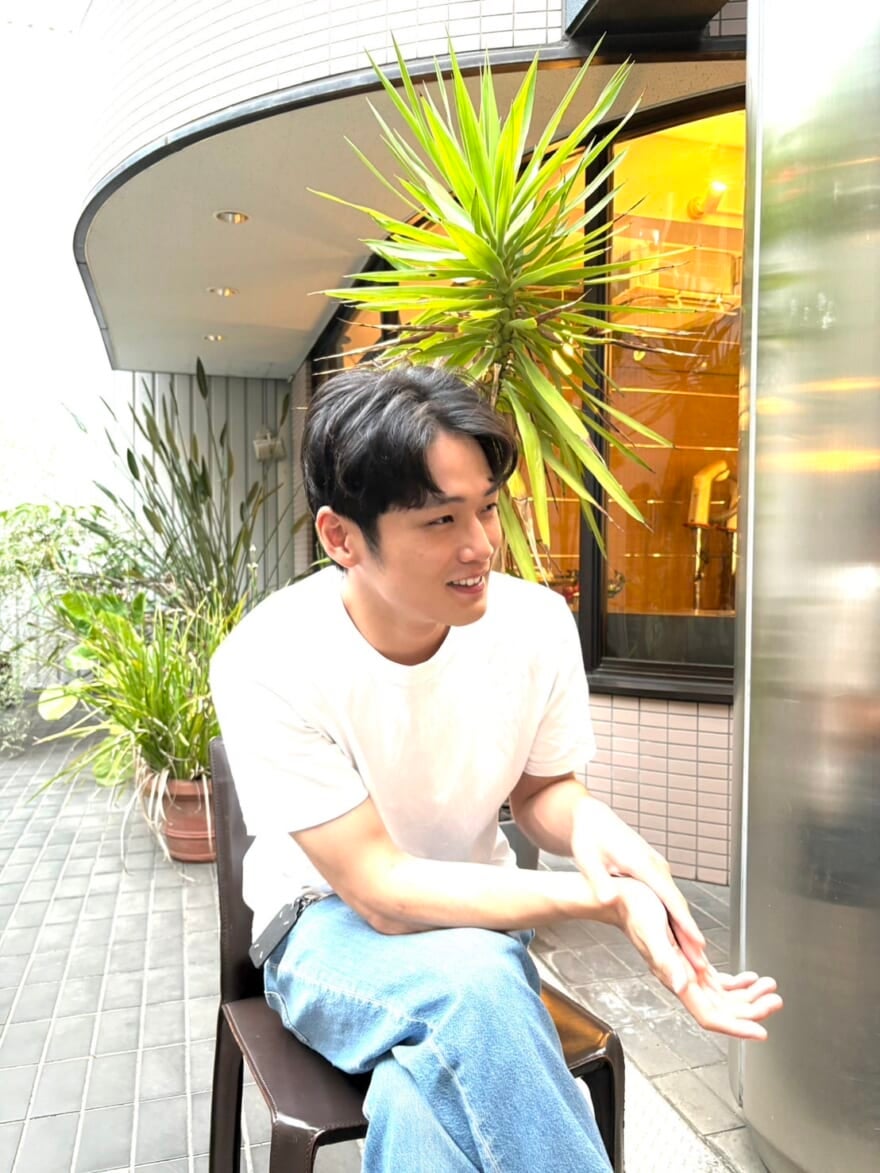Tシャツ×ジーンズ姿の中川