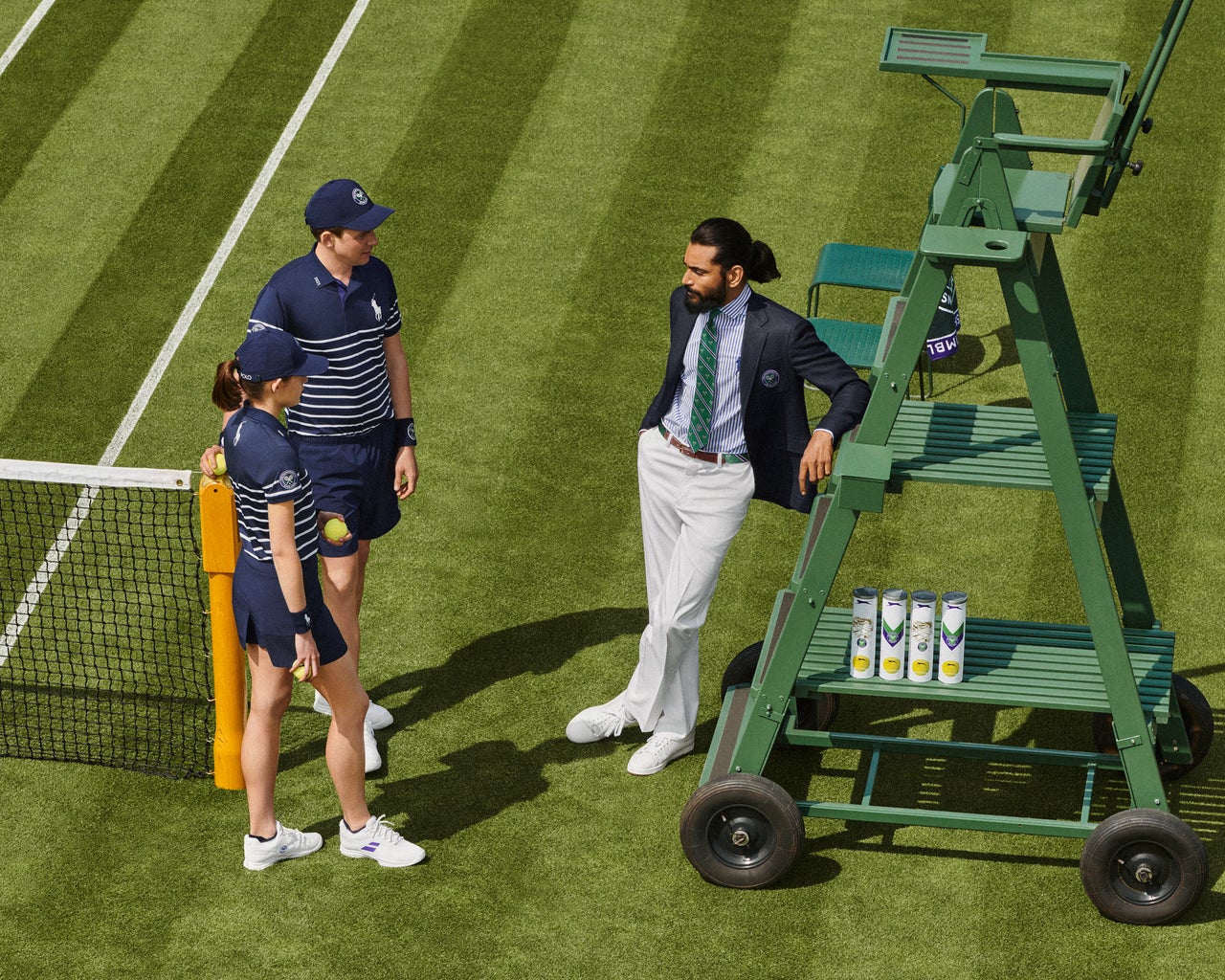 テニスのウィンブルドン選手権で、ラルフローレンの提供したユニフォームを着用する主審とボールパーソン