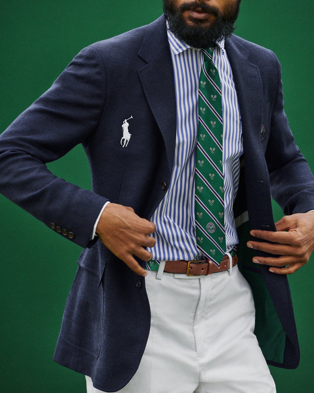 テニスのウィンブルドン選手権で、ラルフローレンのブレザーを着用する男性主審