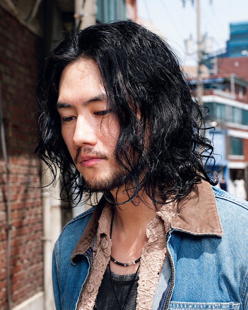 抜け感があるメンズのカールヘアスタイル
