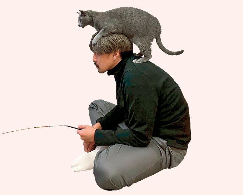 アーティストの橋爪悠也と愛猫のロシアンブルーもろこし