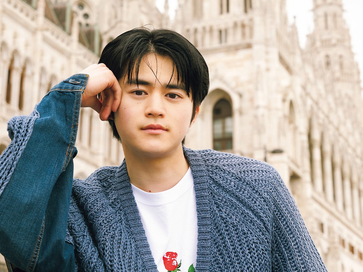 写真家・Marietta Vargaが撮る、鈴鹿央士。ブダペストで切り取る、建築・美食・ノスタルジックな瞬間