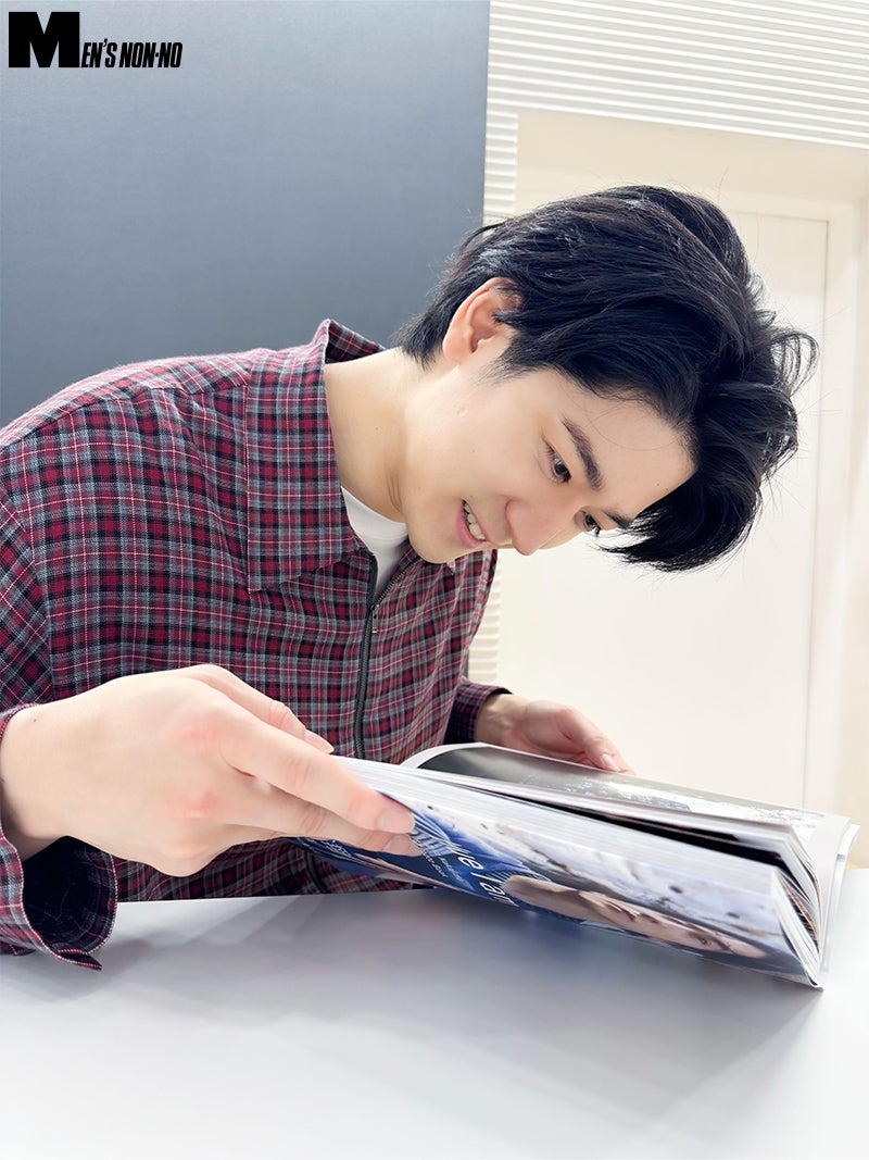 写真集を楽しそうに見る裕翔さん
