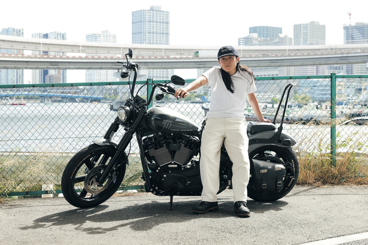 [Gallery] 「ハーレーダビッドソン FXBBS ストリートボブ114」は、父に憧れ手にした初めてのバイク。自分らしく都会的に乗りこなす【俺たち20代“クルマ・バイク”語り！／Vol.45 ①】