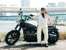 「ハーレーダビッドソン FXBBS ストリートボブ114」は、父に憧れ手にした初めてのバイク。自分らしく都会的に乗りこなす【俺たち20代“クルマ・バイク”語り！／Vol.45 ①】