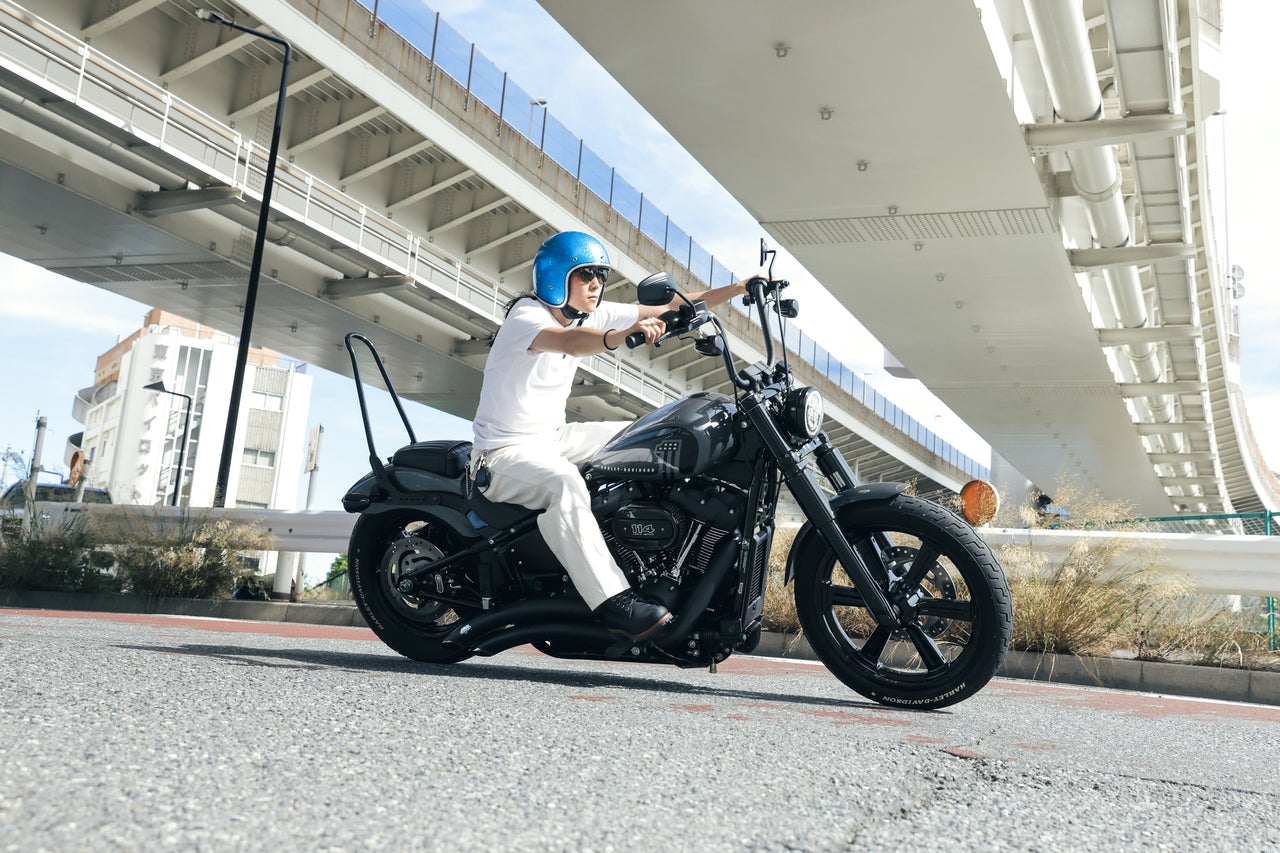 [Gallery] 【後編】「ハーレーダビッドソン FXBBS ストリートボブ114」は、実用性とロマンを両立する旅の相棒！【俺たち20代“クルマ・バイク”語り！／Vol.45②】