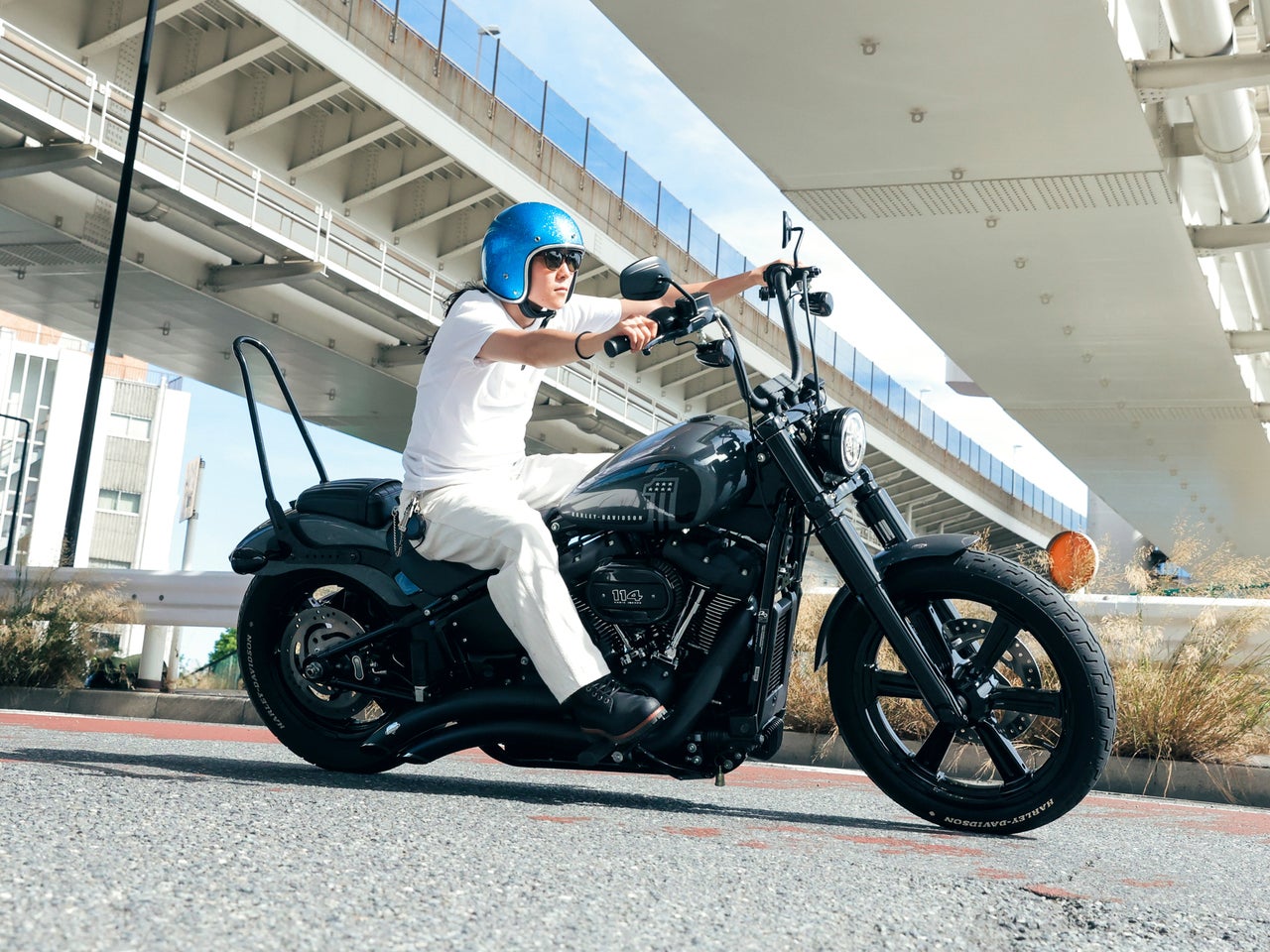 【後編】「ハーレーダビッドソン FXBBS ストリートボブ114」は、実用性とロマンを両立する旅の相棒！【俺たち20代“クルマ・バイク”語り！／Vol.45②】