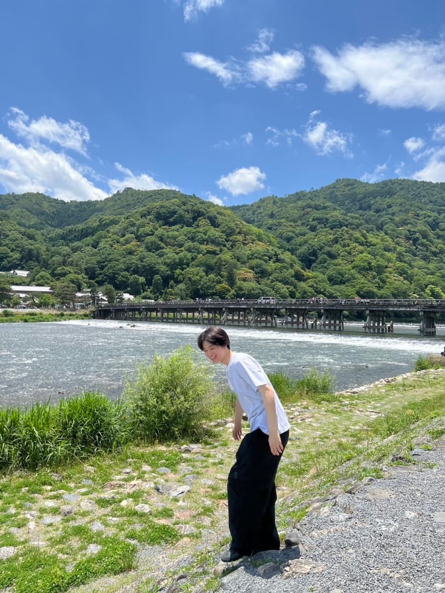 川辺で笑う小方