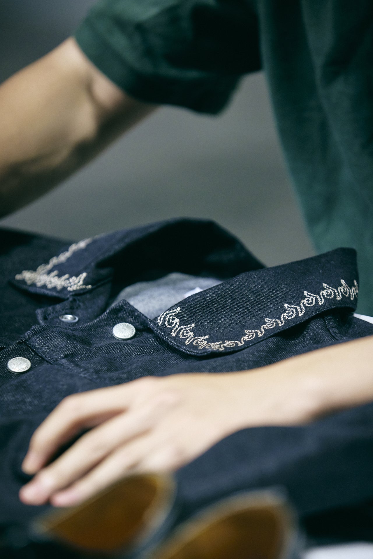オシャレな人が買ってよかった〈FELYS〉のデニムジャケットの襟