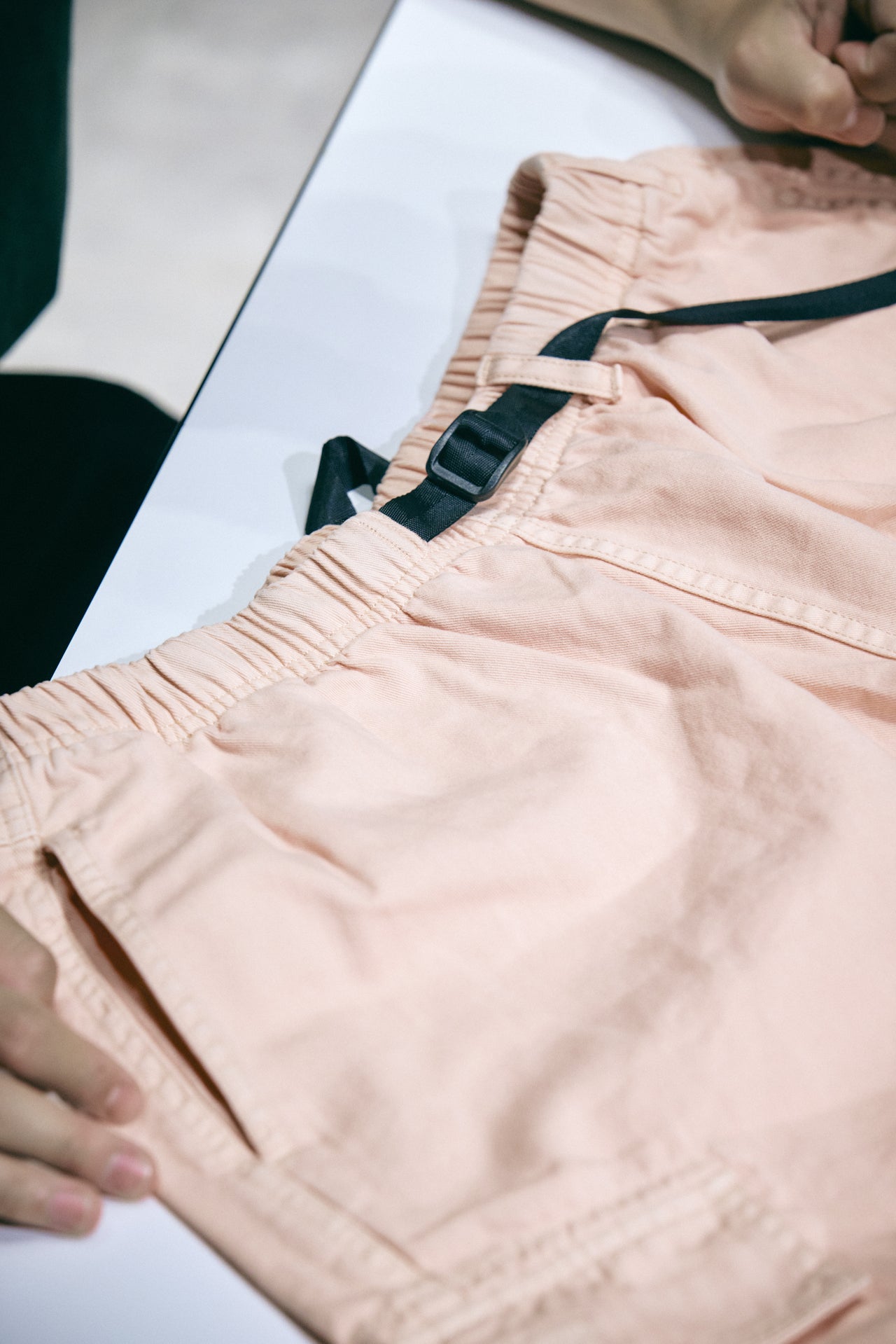 オシャレな人愛用の3.〈GRAMICCI×JOURNAL STANDARD〉のカーゴショーツのベルト