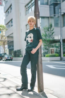 [松井 大奈] 「リーバイス®」のジーンズに『オペラ座の怪人』の古着Tで個性を出した夏のオールブラック！【メンズノンノモデルの私服スナップ】