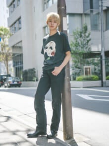 [松井 大奈] 「リーバイス®」のジーンズに『オペラ座の怪人』の古着Tで個性を出した夏のオールブラック！【メンズノンノモデルの私服スナップ】