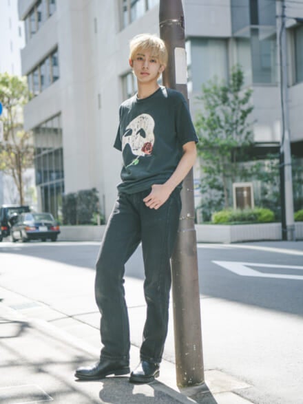 [松井 大奈] 「リーバイス®」のジーンズに『オペラ座の怪人』の古着Tで個性を出した夏のオールブラック！【メンズノンノモデルの私服スナップ】