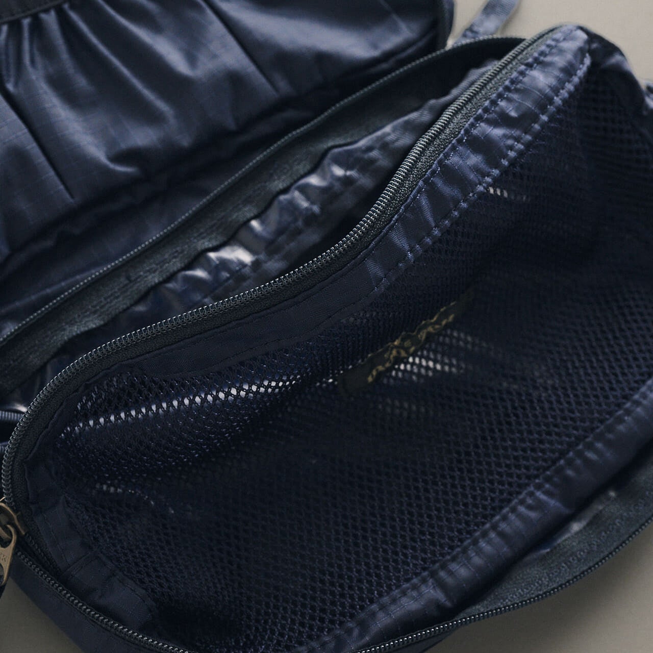 モンベルのトラベルキットパック M ポーチのメッシュポケット
