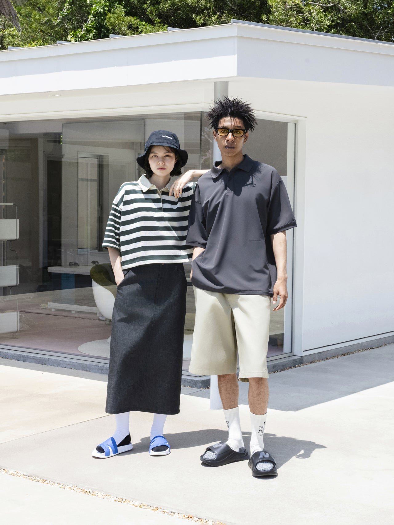 ニューバランスのサンダル「202XA」を着用した男性と女性の夏の全身コーディネート