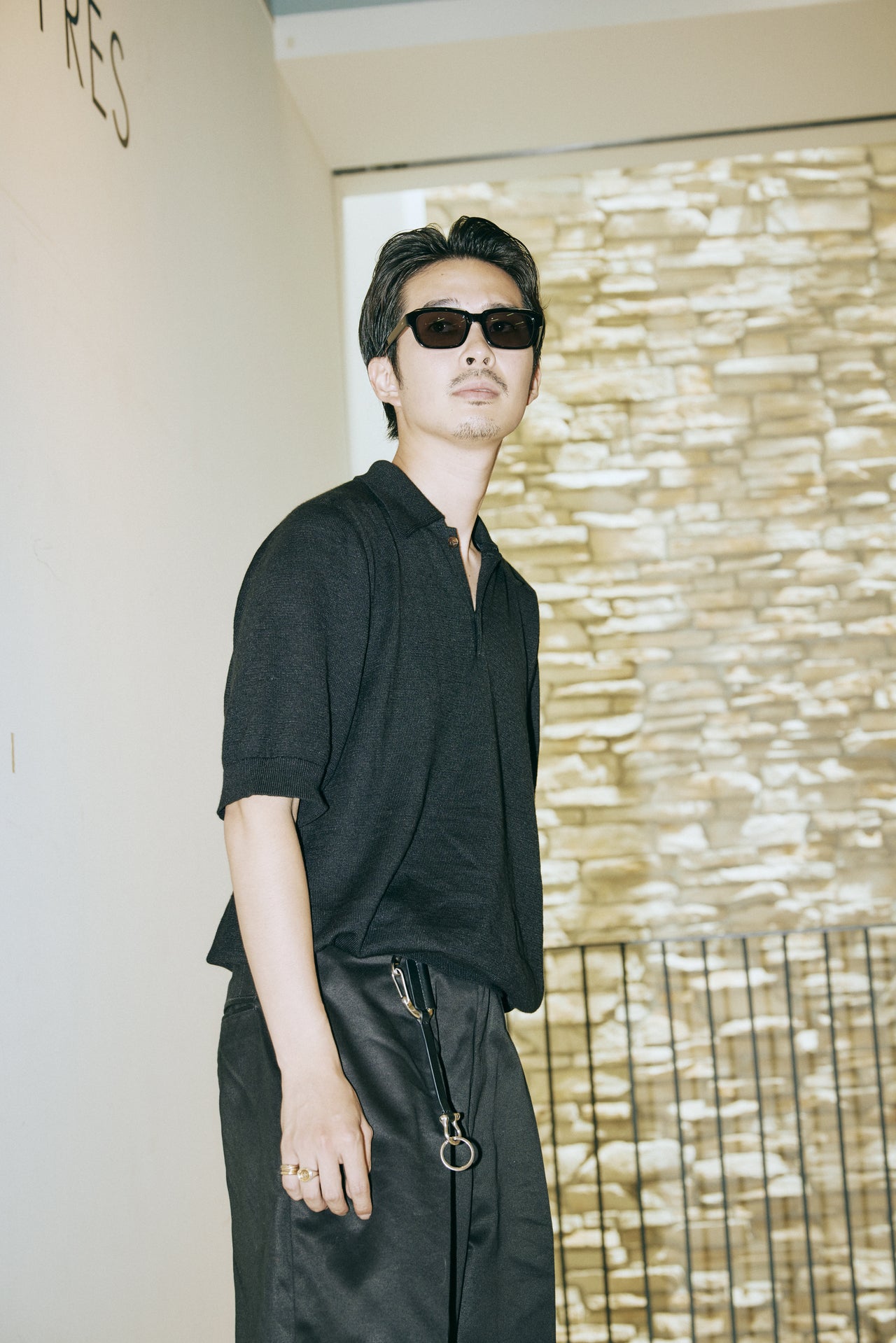 ①〈BuddyOptical〉のサングラスのオラつかない着こなし