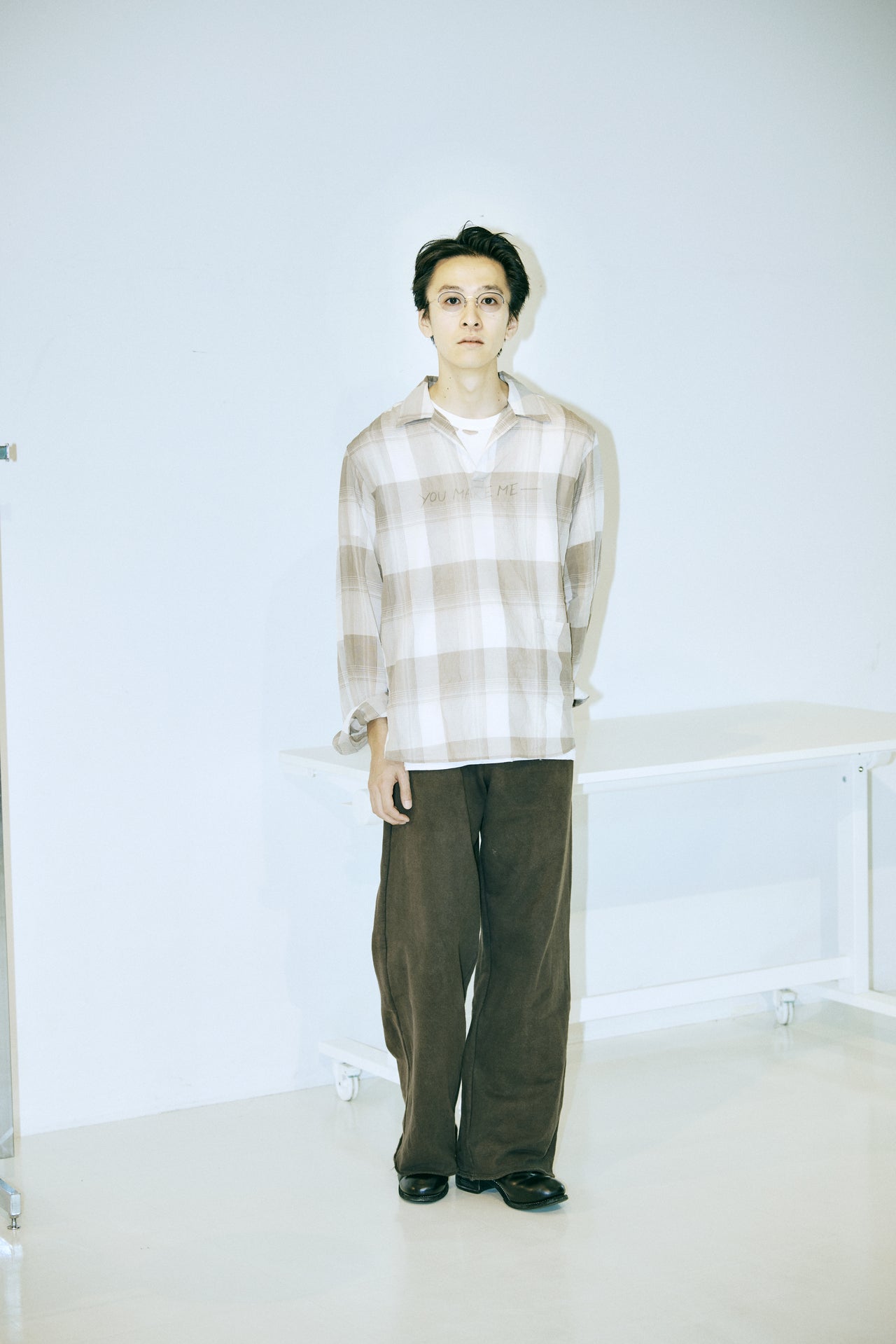 ②〈EYEVAN〉のオラつかないサングラスの着こなし 2