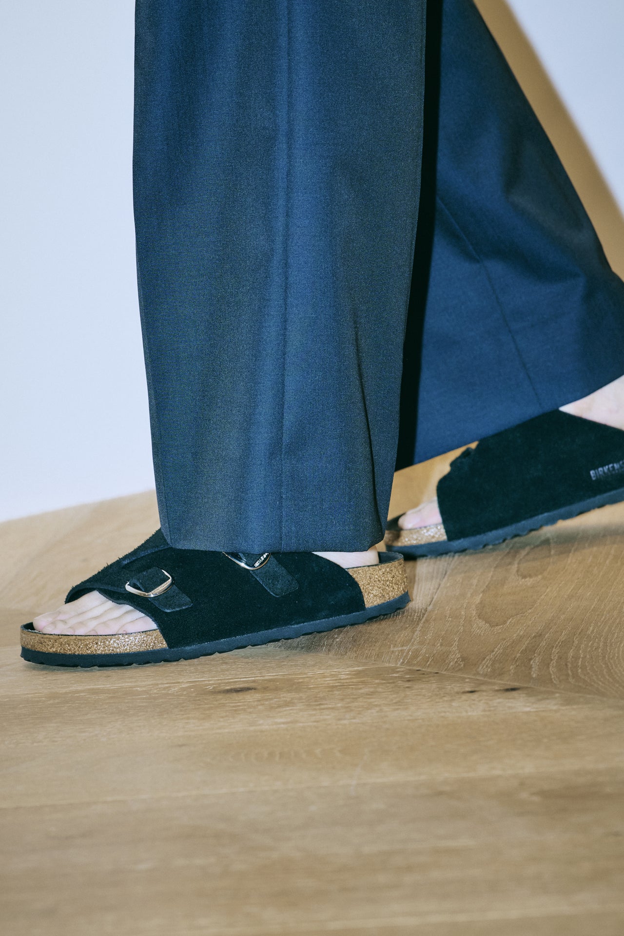 ①〈BIRKENSTOCK for BEAUTY&YOUTH〉 ビルケンシュトックのオシャレな着こなしの寄り