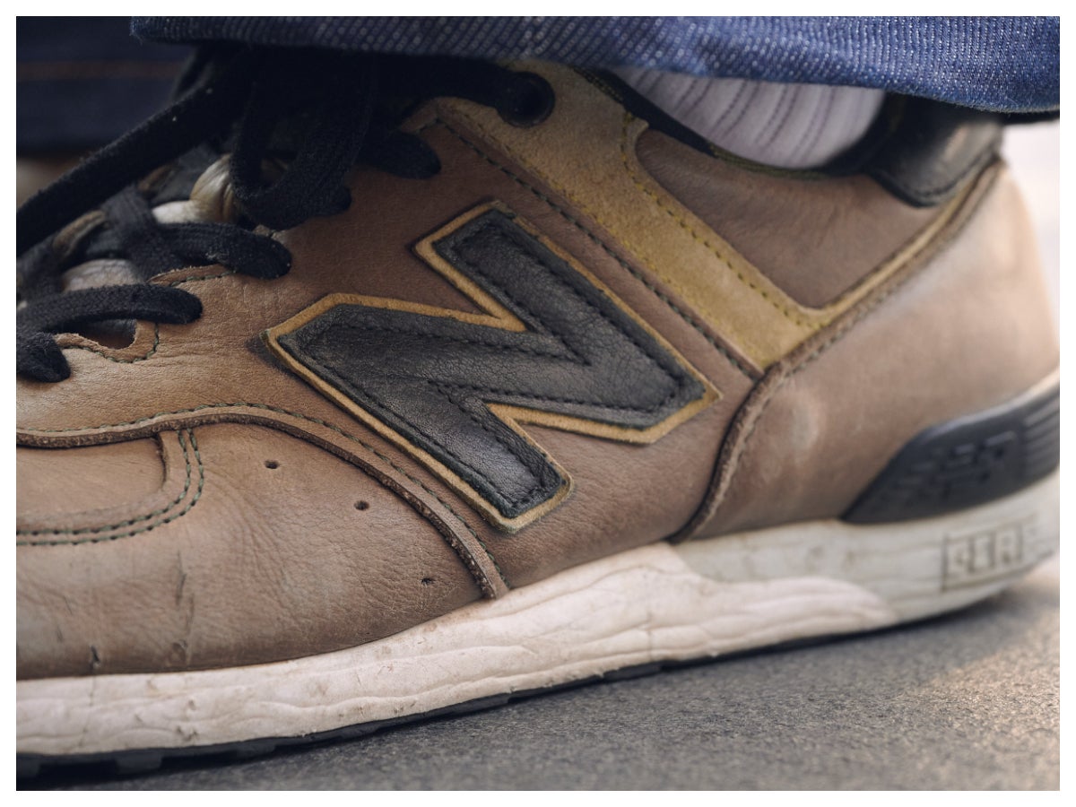革靴とスニーカーのいいとこどり！？　いなたい大人カラーのイギリス製「ニューバランス 576」が最高だ【夏のメジャースニーカースナップ／DAY2】