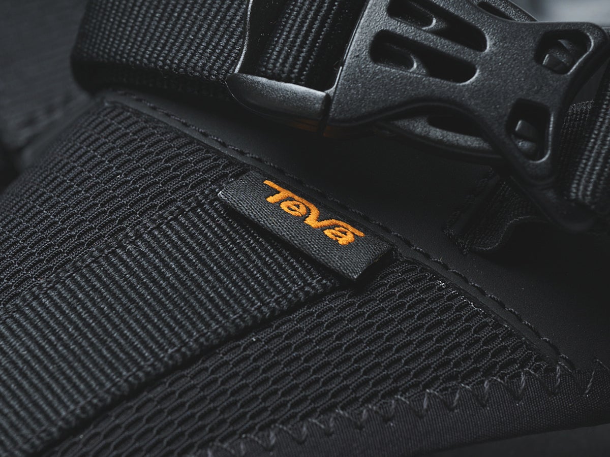 １万円台以下なのに究極の履き心地！「テバ」で７月に買うべき黒サンダル３選。服のプロも欲しいコスパ最高な機能美光るオールブラック！