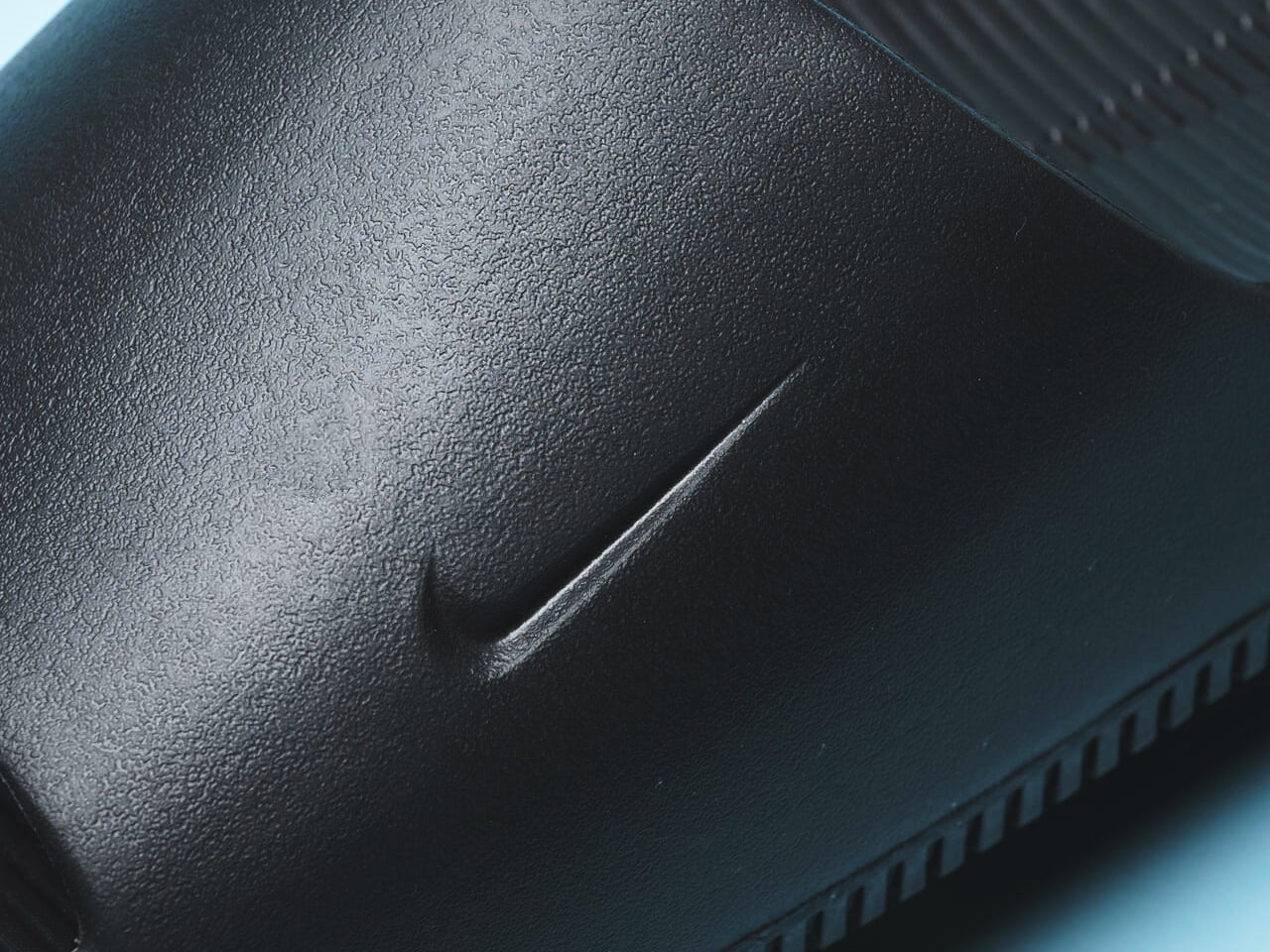 こんなにラクなのに！ オシャレ見えする「黒いスライドサンダル」４選。ナイキ、アディダス、キーン、ホカの傑作ブラック！