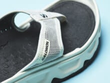 最高クラスの履き心地を１万円以下で。 完売前に買うべき「名品トングサンダル」３選！ サロモン、ホカ…オールブラックからリカバリーまで！