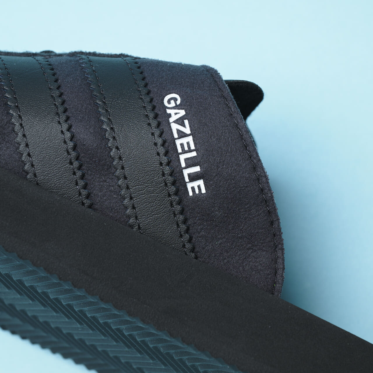 ７月に買うべきアディダス オリジナルスの新作サンダル GAZELLE BEACHのロゴ