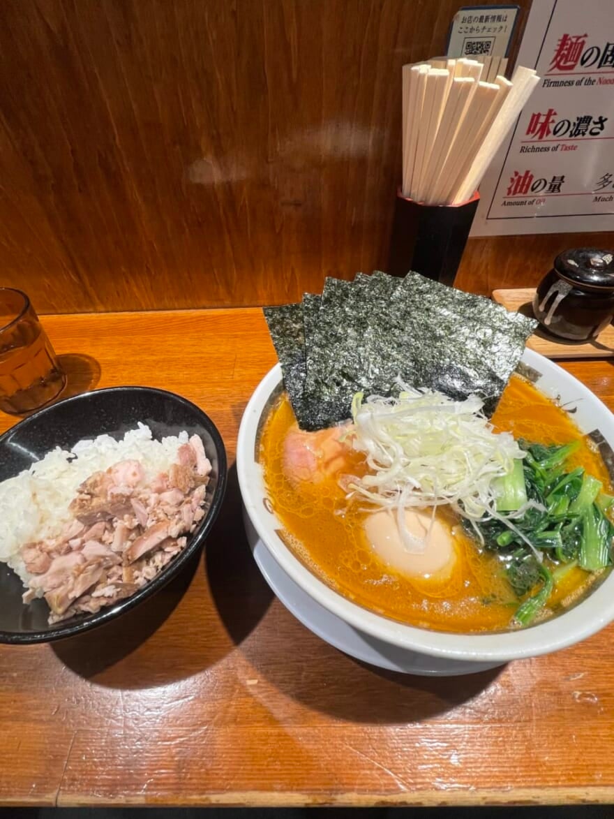 美味しそうなラーメンと、おかわり自由のご飯