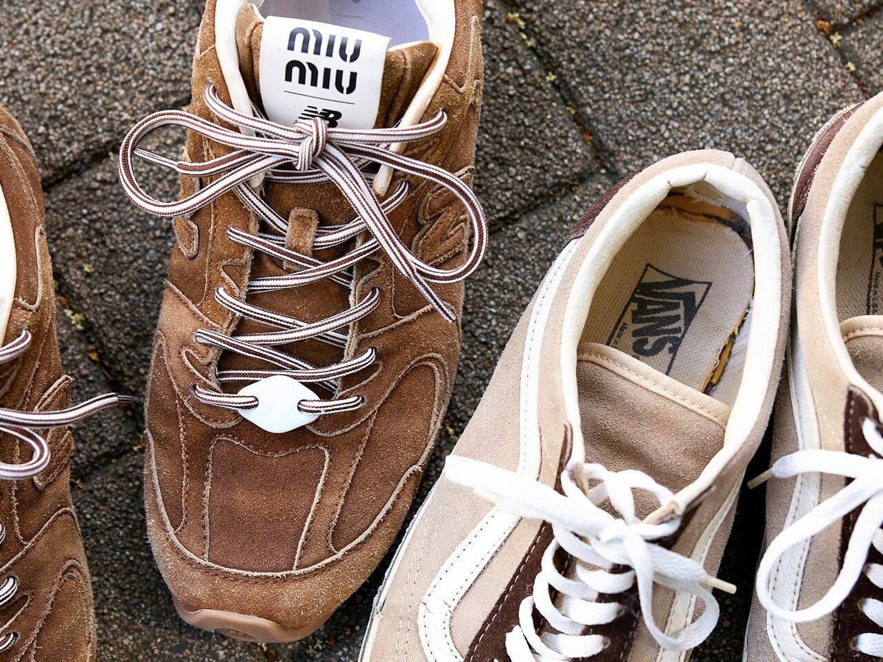 VANSとニューバランスのスニーカーの集合カット