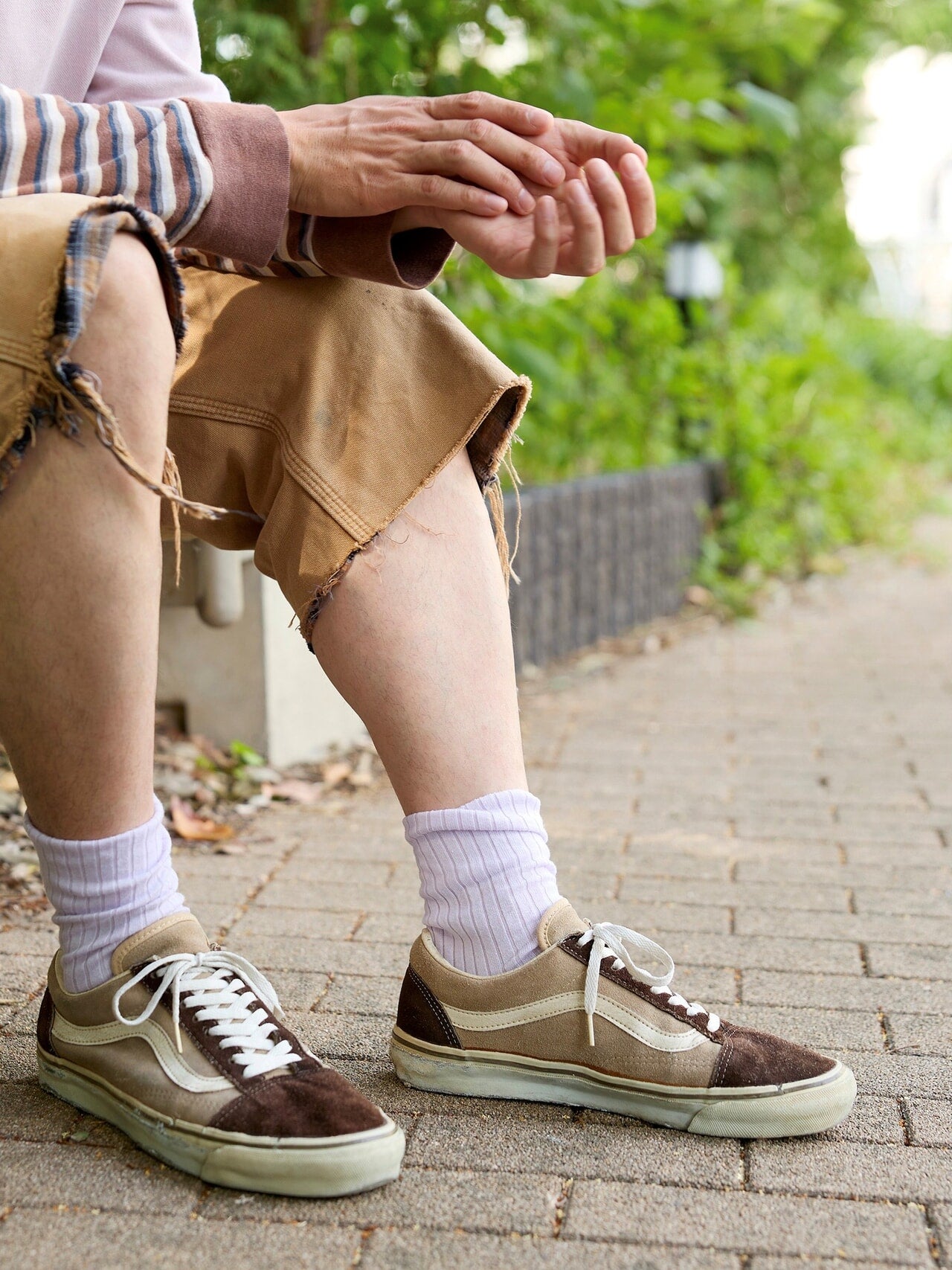 VANSのスニーカーとショーツ、手元の寄り
