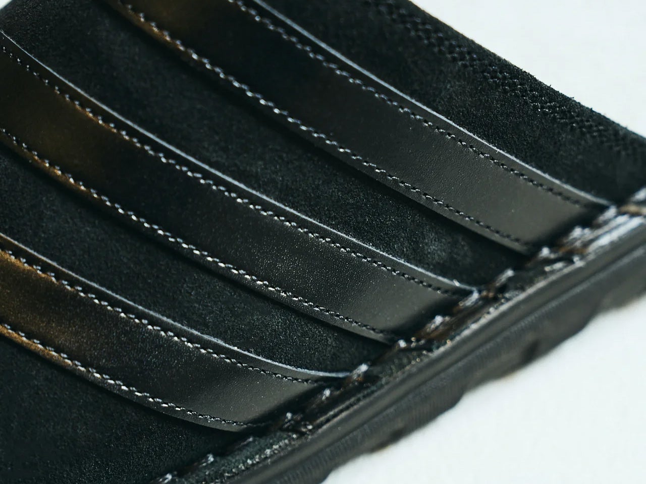 人気スニーカーブランドの“じゃないほう”が狙い目!?【おしゃれのプロたちの夏サンダル６選】知る人ぞ知る大人な「黒アディダス」からクリーンな「白アシックス」まで！