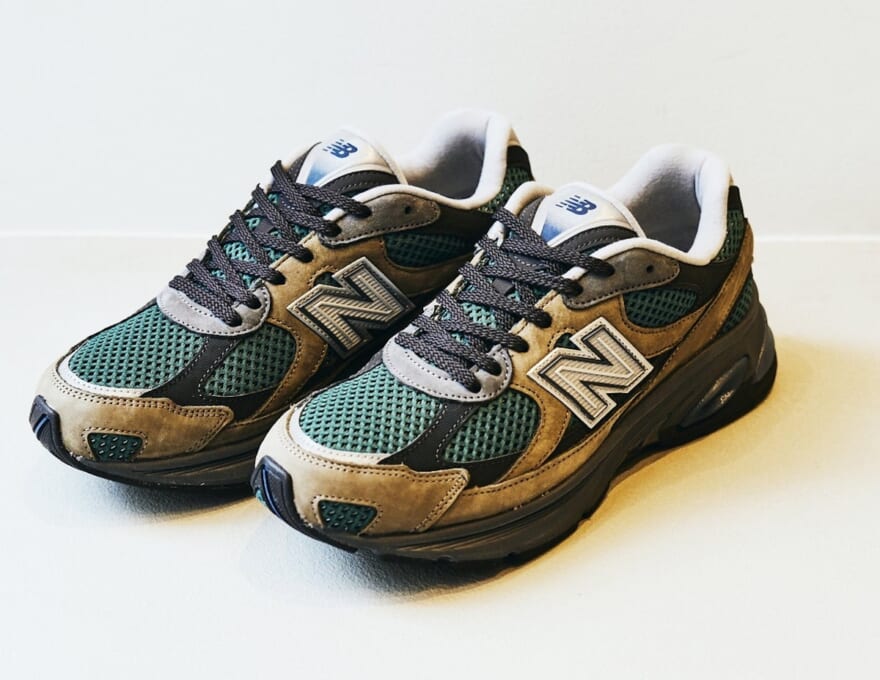 [Gallery] 「ニューバランス」の大人カラーな新型を主役にするならモノトーンコーデが正解。スニーカーのプロはNew Balance U2010をどう履く？