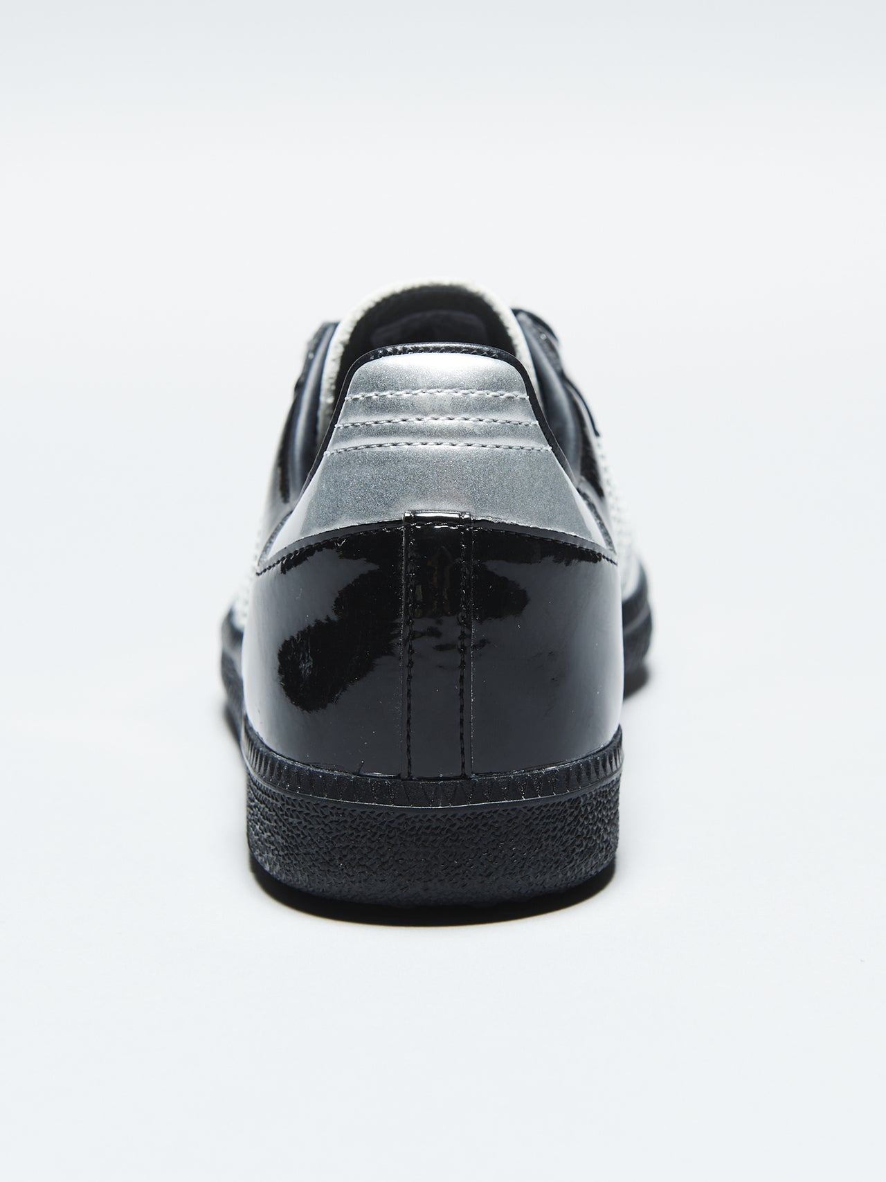 アディダス オリジナルス×アトモスの別注スニーカー/サンバ“Tuxedo” のヒール