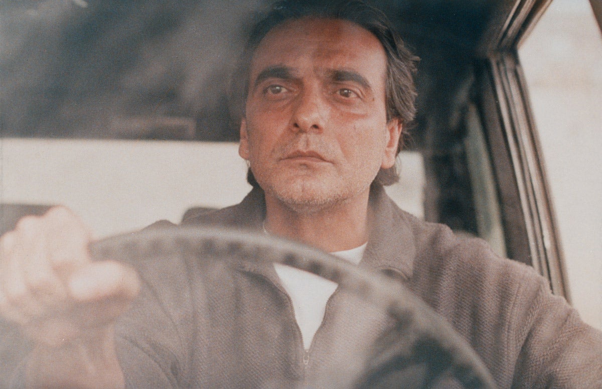 鈴鹿央士の偏愛映画喫茶vol.43／生きる力を取り戻す一人の男。究極の説明のなさで考えさせるイランの名作『桜桃の味』