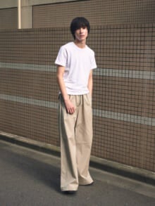 [四坂 亮翔] 白Tシャツとベージュのパンツの定番コーデ。シンプルな組み合わせは上質な素材とシルエットバランスが決め手！【メンズノンノモデルの私服スナップ】