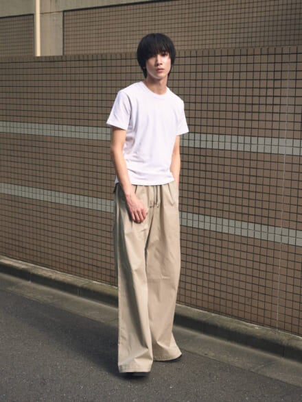 [四坂 亮翔] 白Tシャツとベージュのパンツの定番コーデ。シンプルな組み合わせは上質な素材とシルエットバランスが決め手！【メンズノンノモデルの私服スナップ】