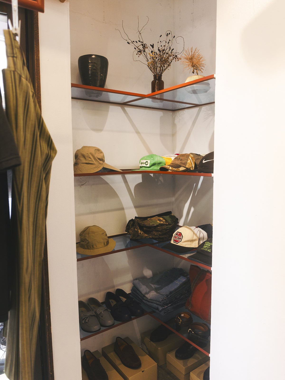帽子やシューズが並ぶ一角。店内の中で、靴だけが新品。