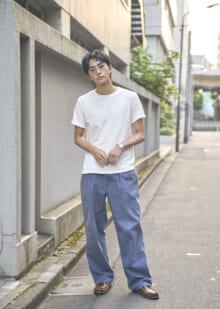 [髙橋 大翔] 「ポロラルフローレン」のチノパンに「フルーツオブザルーム」の白T。お気に入りアイテムでまとめた夏の定番スタイル【メンズノンノモデルの私服スナップ】