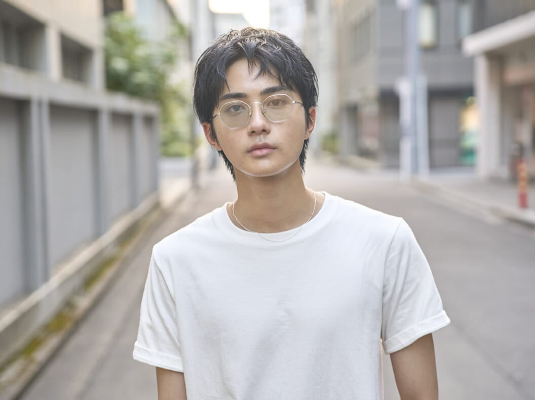 [髙橋 大翔] 「ポロラルフローレン」のチノパンに「フルーツオブザルーム」の白T。お気に入りアイテムでまとめた夏の定番スタイル【メンズノンノモデルの私服スナップ】