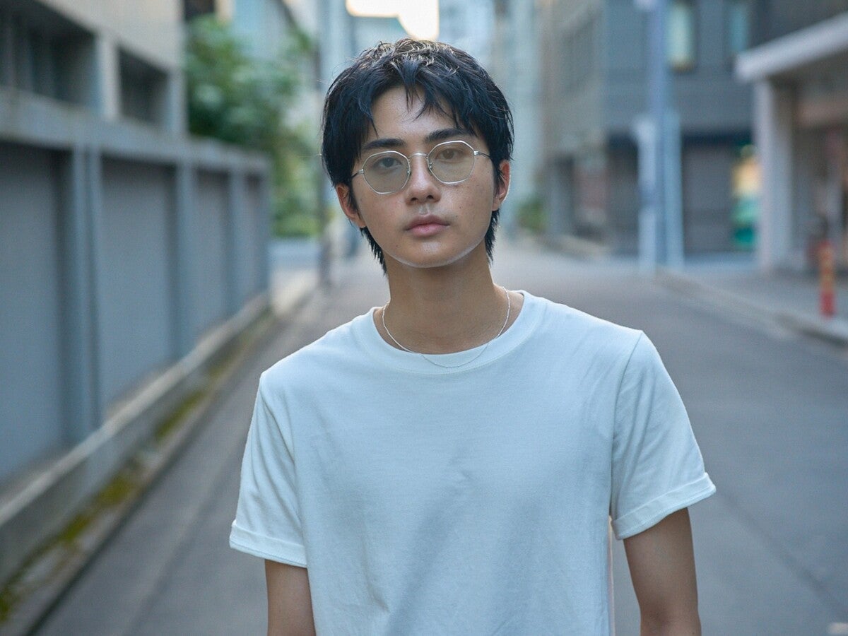 [髙橋 大翔] 「ポロラルフローレン」のチノパンに「フルーツオブザルーム」の白T。お気に入りアイテムでまとめた夏の定番スタイル【メンズノンノモデルの私服スナップ】