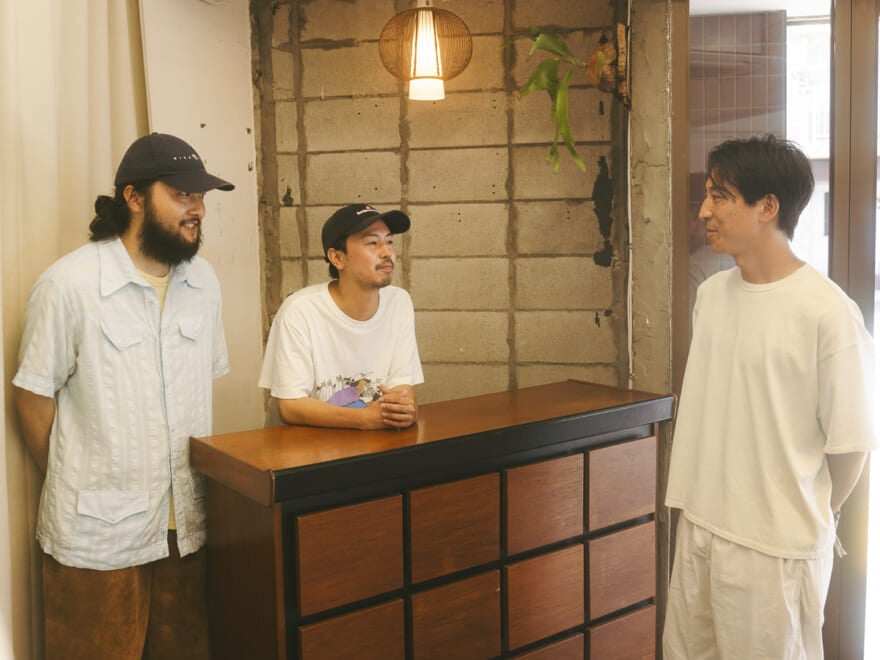カウンターを挟んで会話する八木さんと、安倍さんと小坂さん
