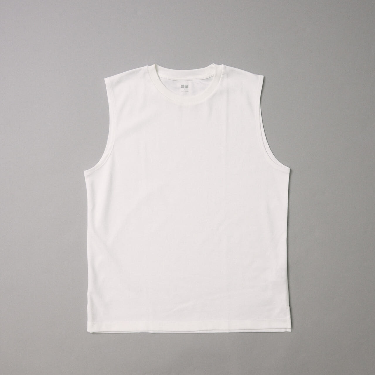 ユニクロの涼しいトップス エアリズムコットンノースリーブTシャツ
