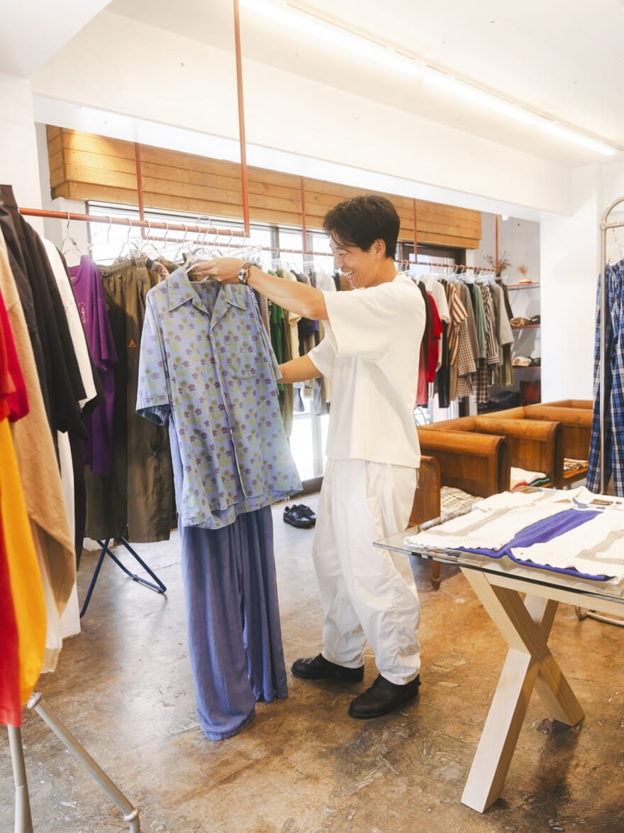 店頭のアイテムでコーデを組む八木さん