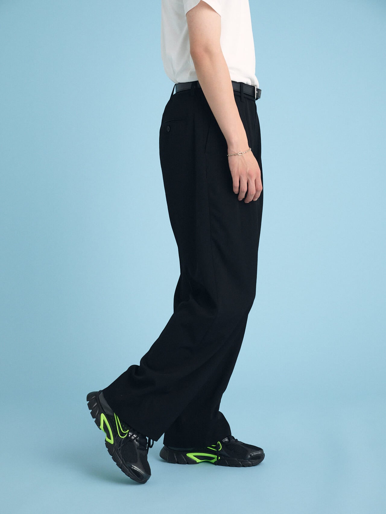 「モンベル」の名作白Tシャツ「WIC.T」のオシャレな着こなしのパンツ