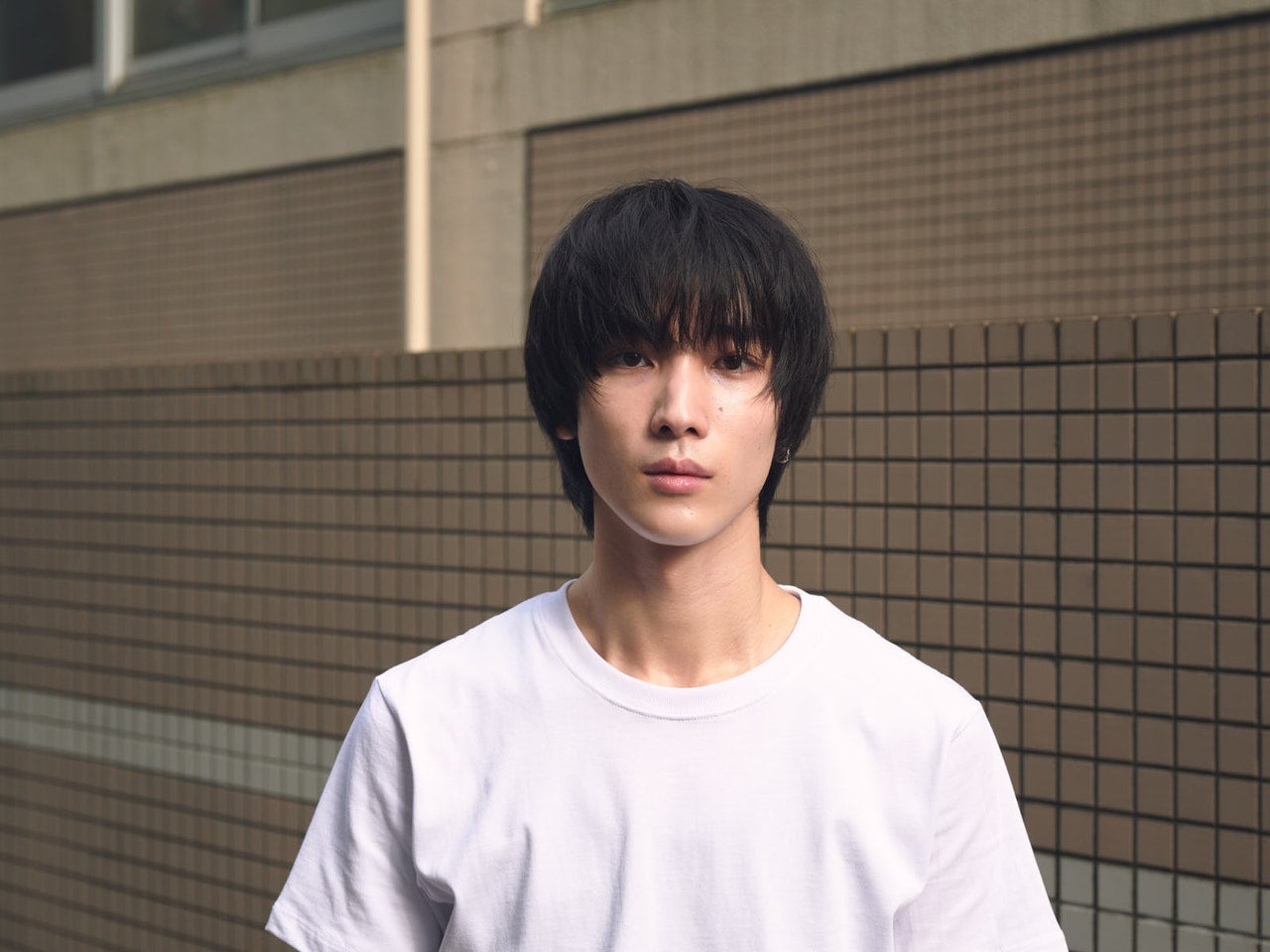 [四坂 亮翔] 白Tシャツとベージュのパンツの定番コーデ。シンプルな組み合わせは上質な素材とシルエットバランスが決め手！【メンズノンノモデルの私服スナップ】