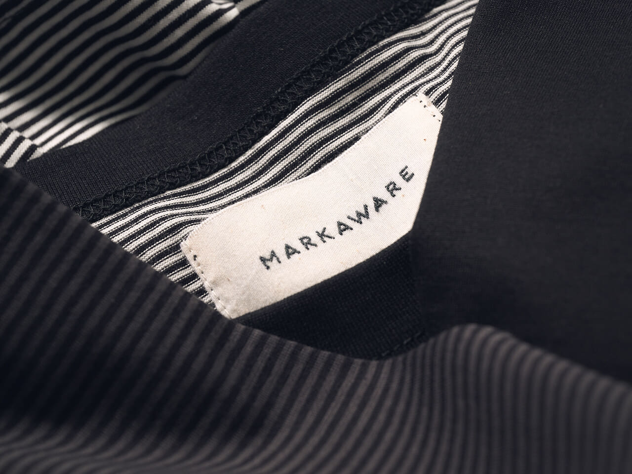 エディターが買ってよかったマーカウェアのボーダーTシャツのタグ寄り