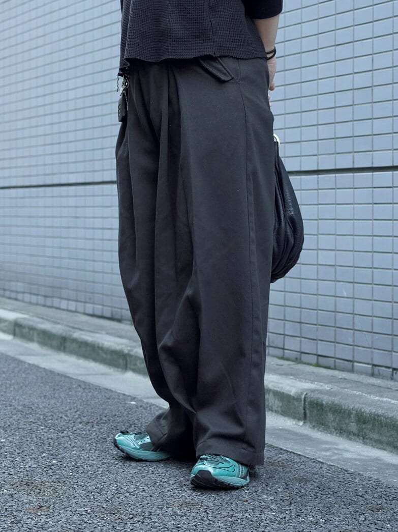ASICSのスニーカー、GEL-KAYANO 14×UNAFFECTEDを使った夏のコーディネート、下半身寄りサイド