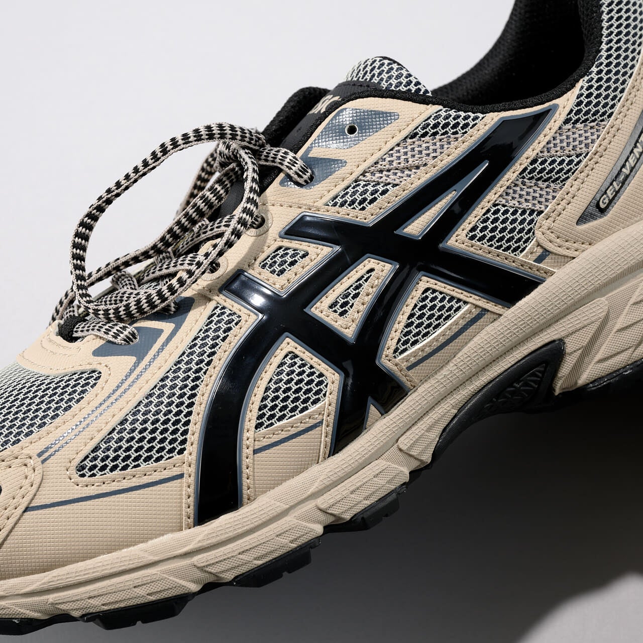 エディターが愛用するアシックスのスニーカー GEL-VENTURE 6のサイドライン