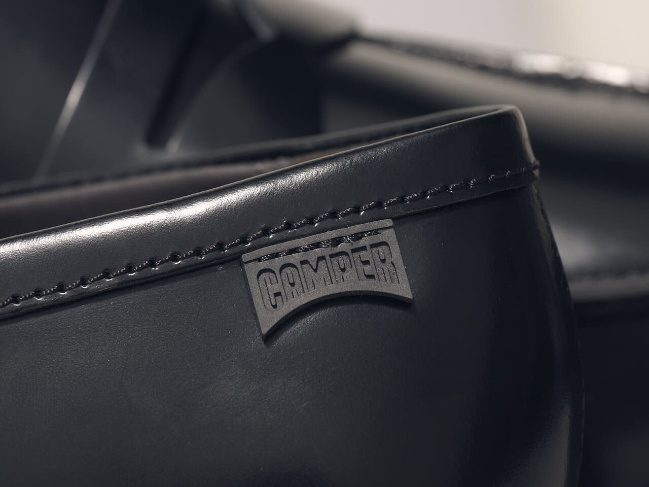 エディターが買ってよかった愛用黒革靴 カンペールの黒ローファーWaldenのロゴ寄り