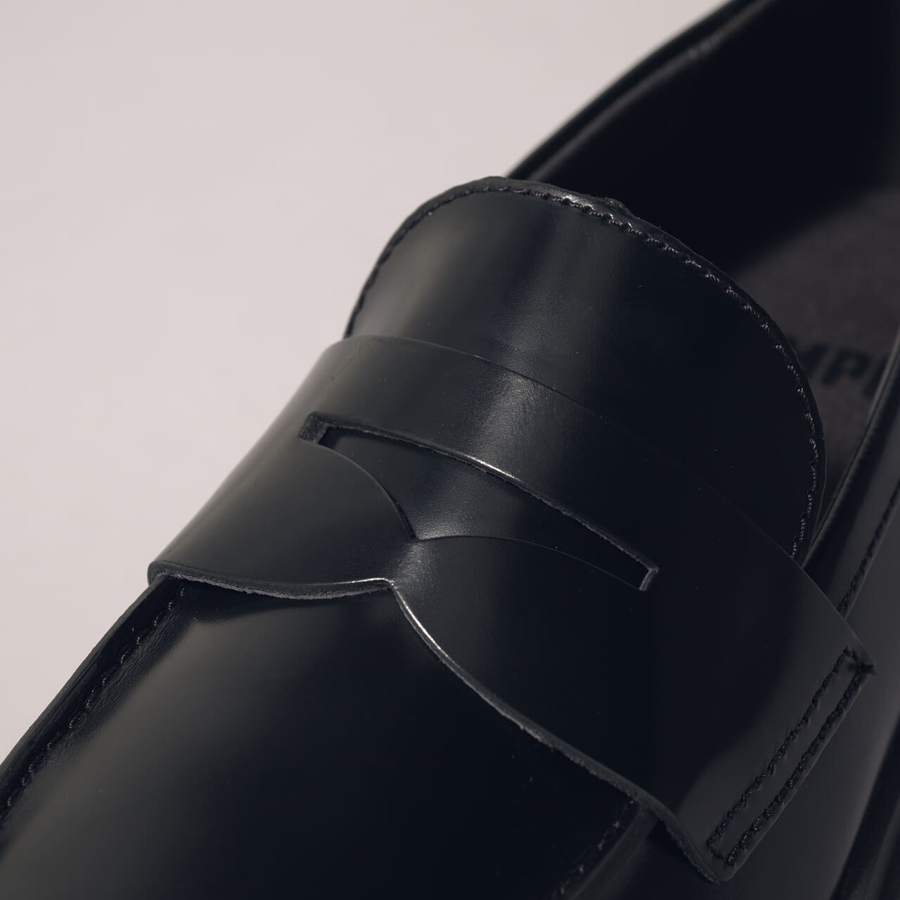 エディターが買ってよかった愛用黒革靴 カンペールの黒ローファーWaldenのコインポケット
